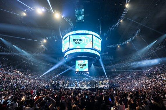 KCON2022のアメリカ・LA会場、ファンで埋め尽くされた大規模ライブイベント、ステージのKCONのロゴ