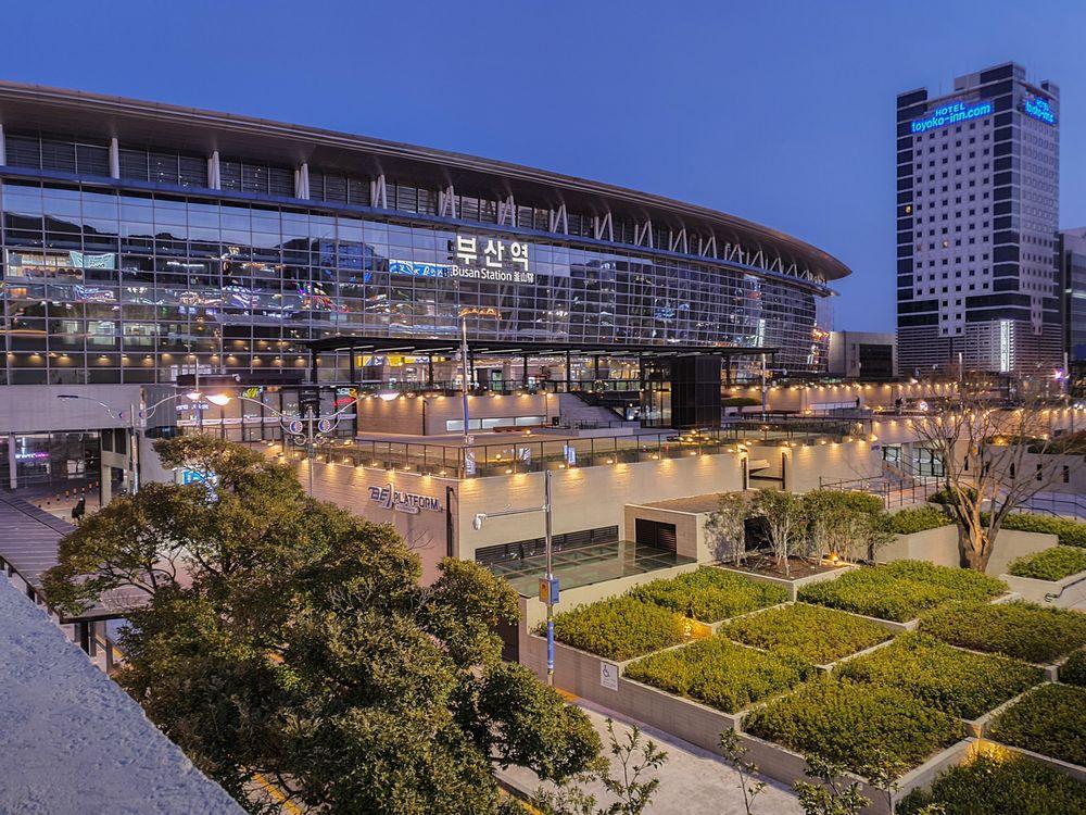 Façade moderne de la gare de Busan illuminée la nuit, Corée du Sud.