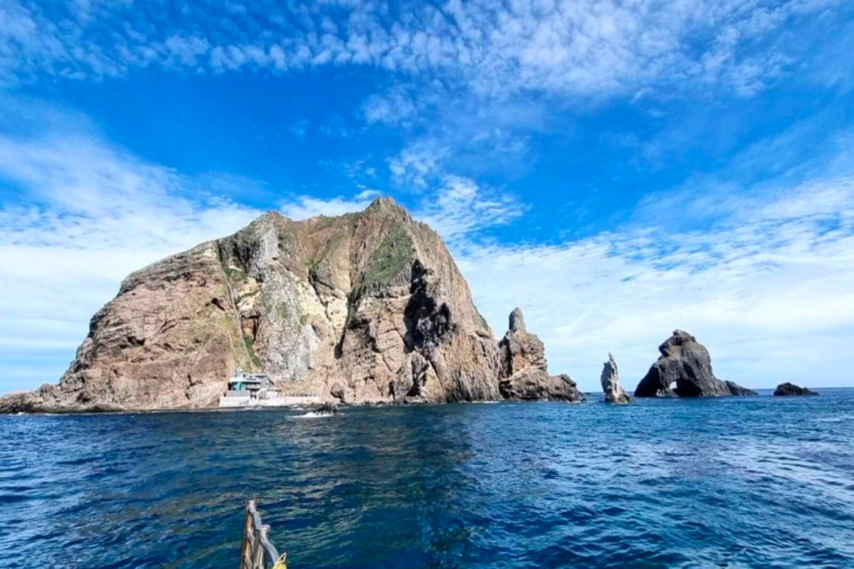 獨島的西島風景，展示了島上的燈塔和峻峭的山峰。