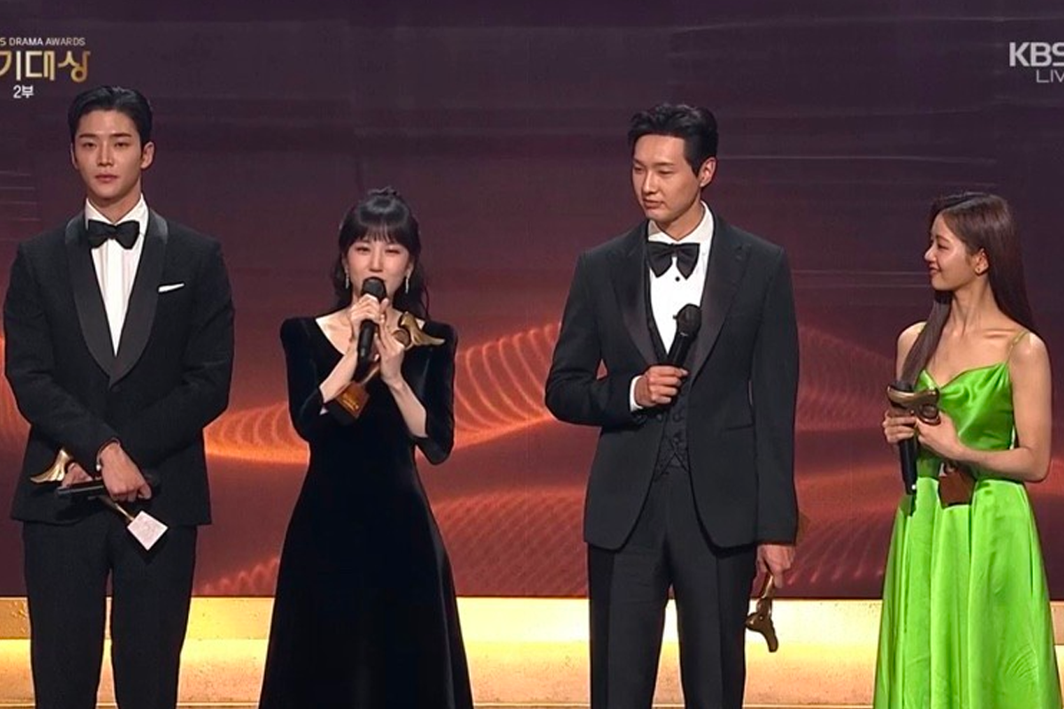 在KBS演技大賞典禮上，四位獲獎者站立持麥克風。
