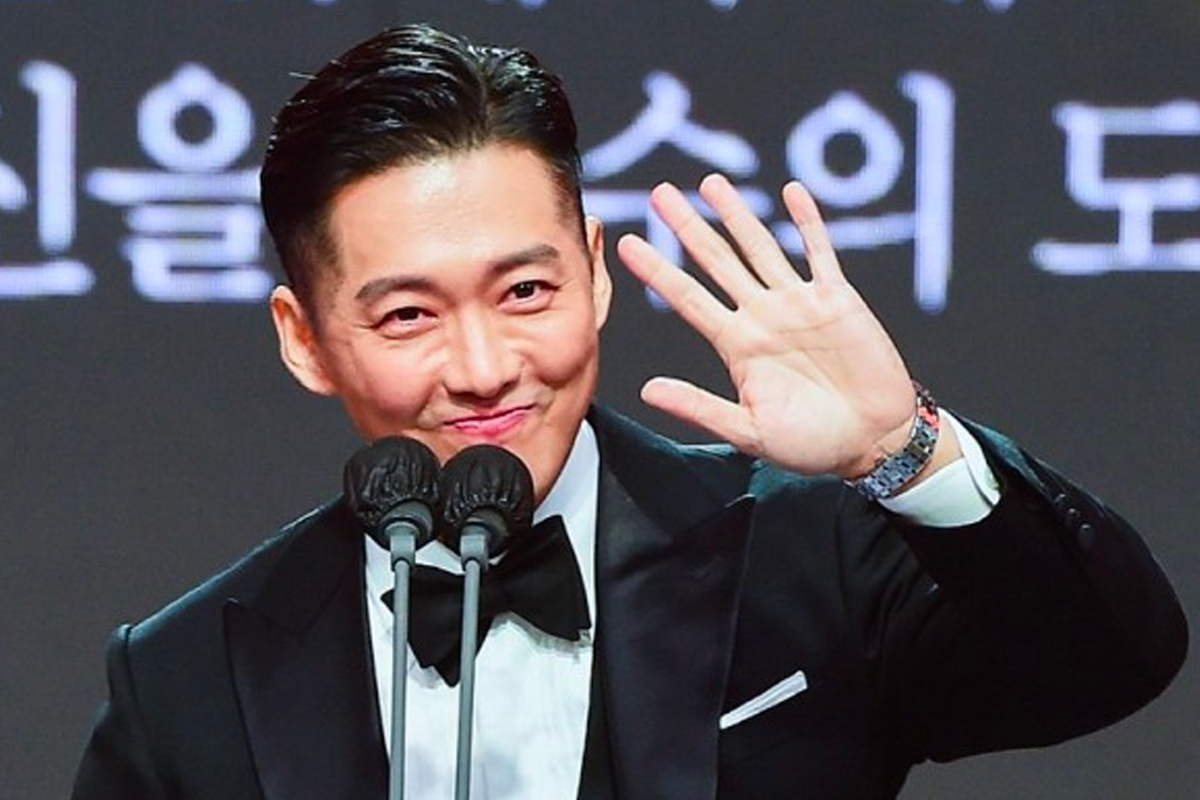 身著西裝的男士在MBC演技大賞上發表感言。