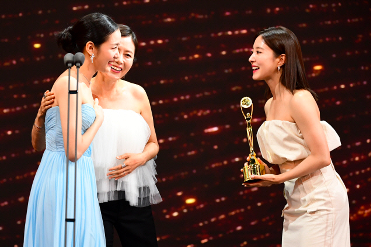 2022年青龍系列大獎頒獎典禮上，得獎者接受獎杯。