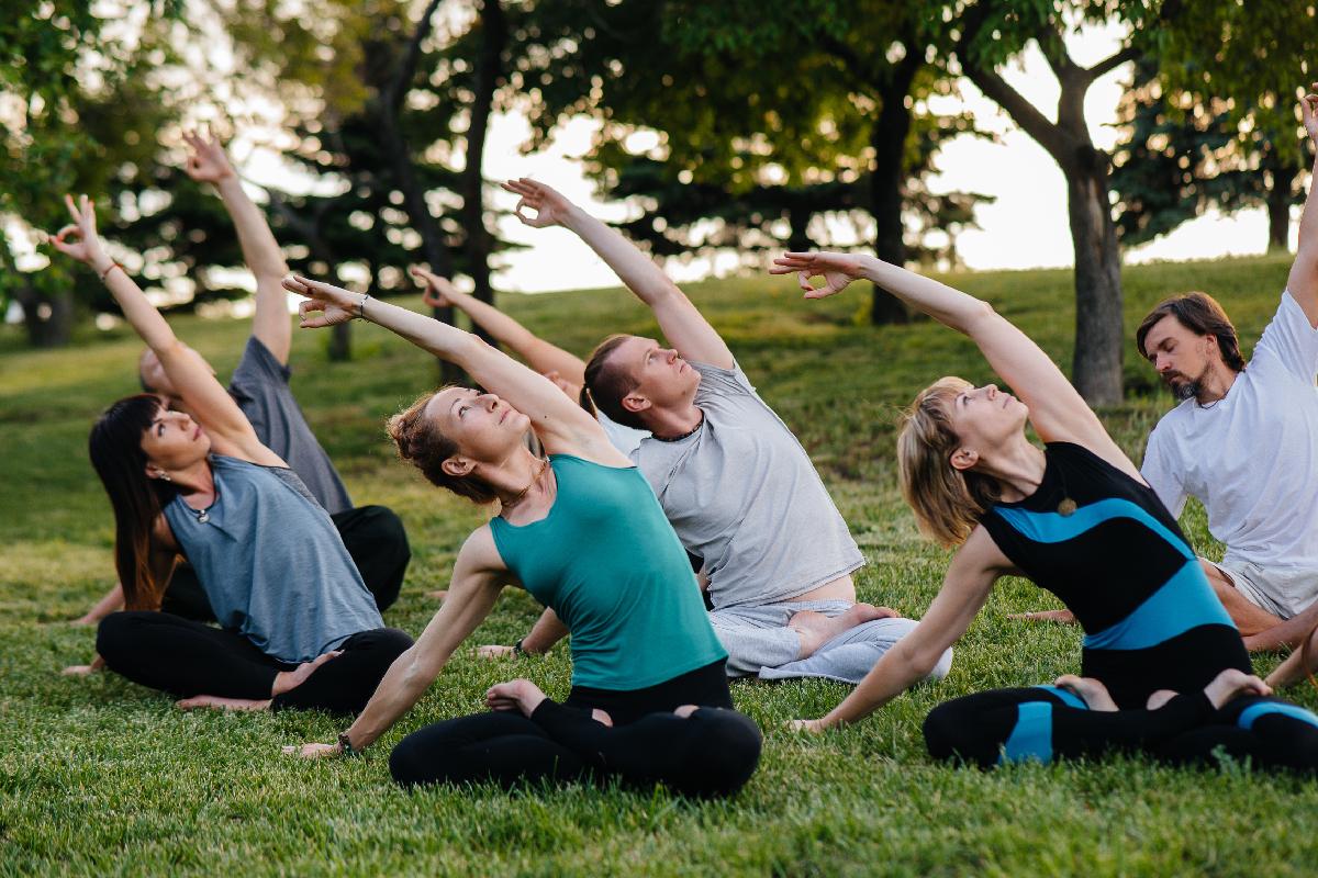 Séance de yoga en plein air dans le parc au bord de la rivière Han à Séoul, exercices en groupe pour le bien-être et la relaxation.
