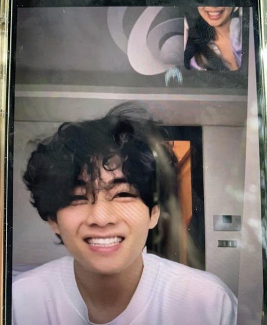 ビデオ通話中の男性が笑っている姿の写真。