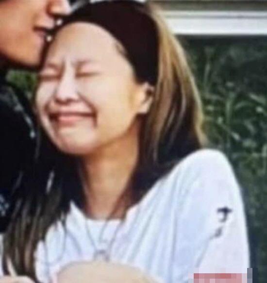 黒いバンドをした女性が、ある男性から額キスを受ける写真。