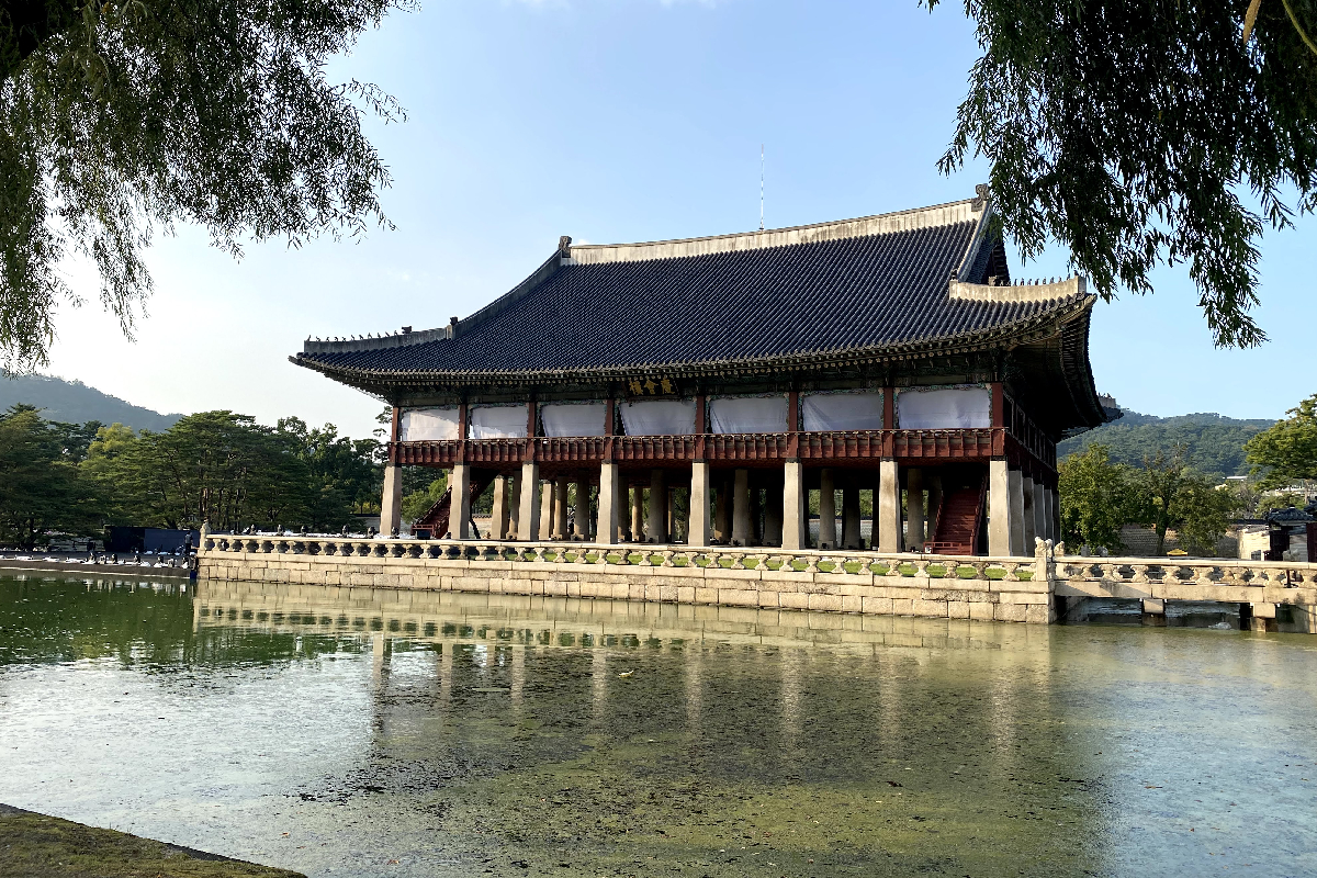 Cung điện Gyeongbokgung, nơi lịch sử và văn hóa Hàn Quốc được bảo tồn trong kiến trúc độc đáo.
