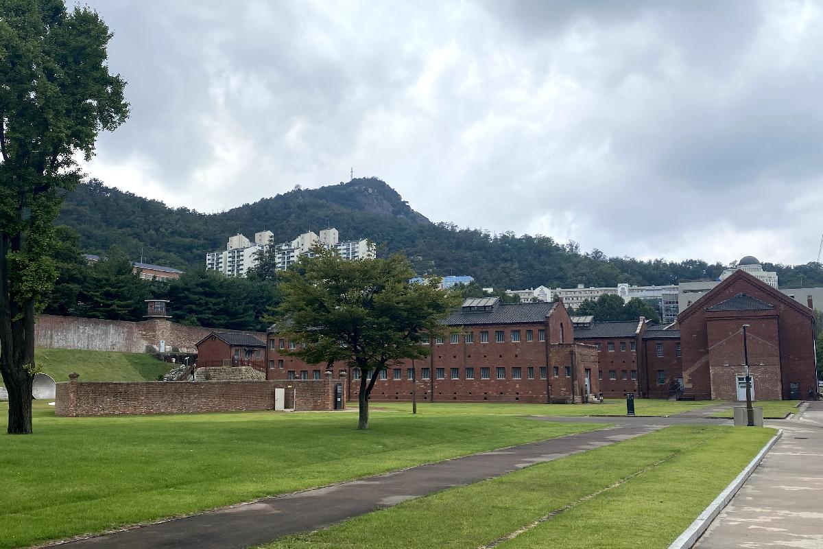 Toàn cảnh nhà tù lịch sử Seodaemun, biểu tượng của cuộc đấu tranh giành độc lập tại Seoul.