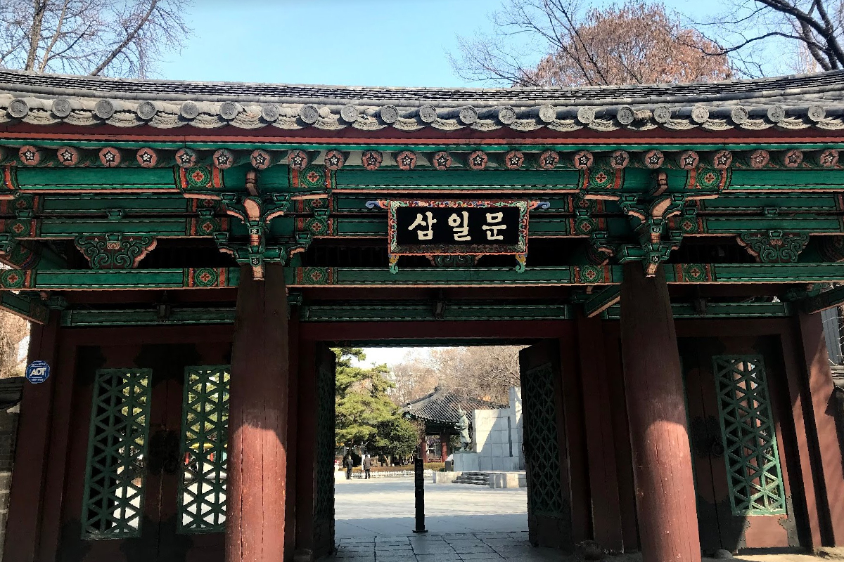 Cổng chính Công viên Tapgol, điểm khởi đầu của phong trào 1 tháng 3 lịch sử tại Seoul.