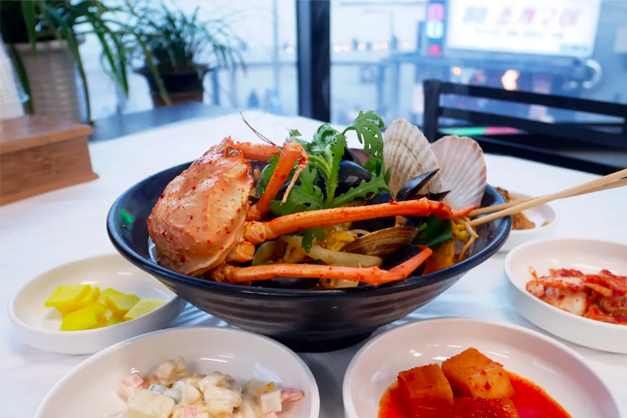 繁忙的永宗觀光漁市場，顧客正在選購海鮮