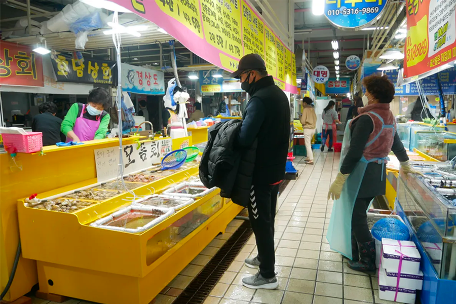 韓國仁川永宗觀光漁市場內的活海鮮攤位