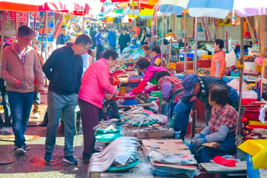 釜山札嘎其市場內的攤位，顧客正在選購海鮮