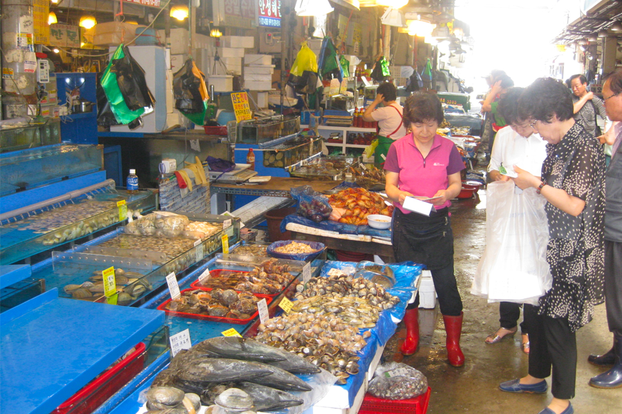 繁忙的韓國可樂市場，顧客正在挑選海鮮