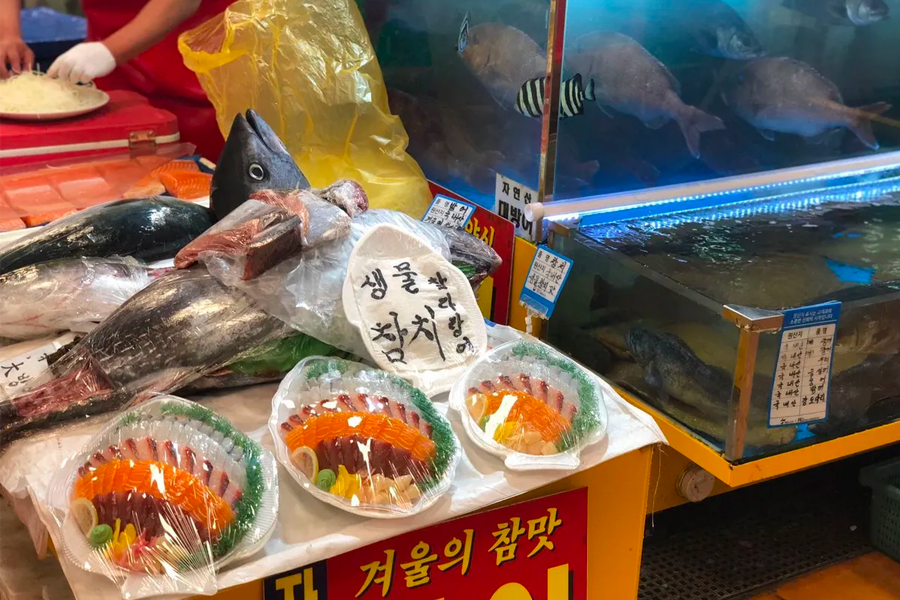 韓國鷺梁津水產市場的攤位上，展示著多種新鮮的魚貨