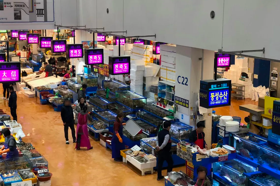 位於韓國鷺梁津水產市場內部，擺滿各式海鮮的攤位