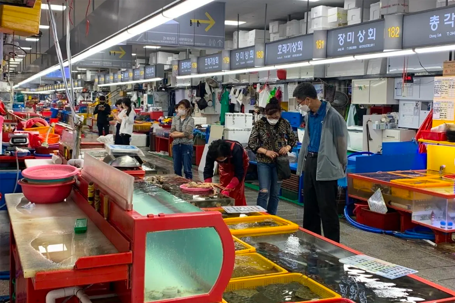 釜山札嘎其市場的戶外區域，熱鬧的市集氛圍