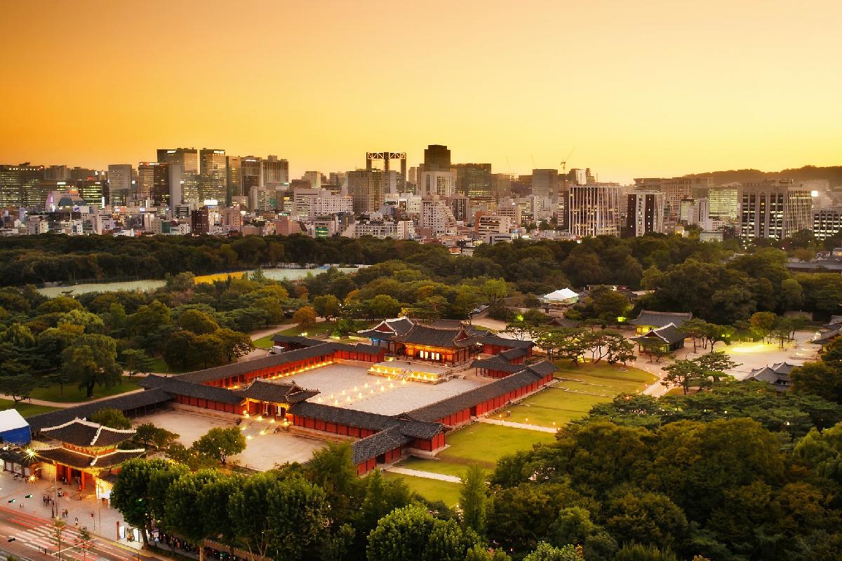 Чангёнгүн ордонгийн үүрийн туяанд үзэмжтэй шөнийн харагдац, хотын төв дахь байшингууд.