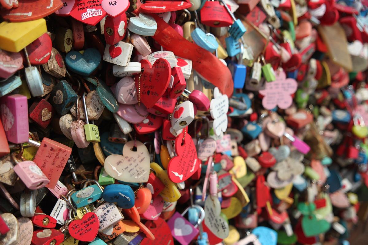 Сөүл цамхагийн хайрын цоожнууд, олон өнгийн хайрын дурсгал.