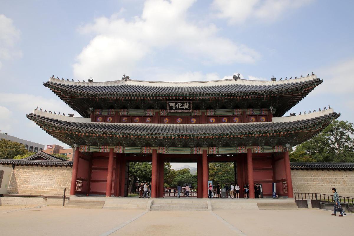 Vista del Palacio Changdeokgung en Seúl, Corea del Sur, una estructura histórica famosa dentro de los sitios del Patrimonio Mundial de la UNESCO, destacando su arquitectura tradicional en el portón de entrada.