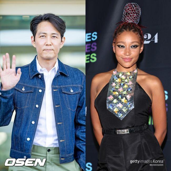 俳優がイベントでカメラに向かって手を振る画像