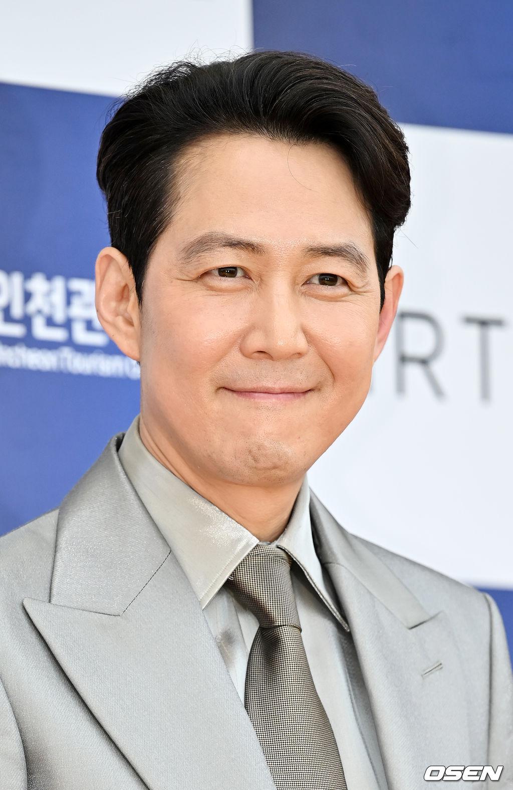 灰色のスーツを着た俳優のクローズアップ画像