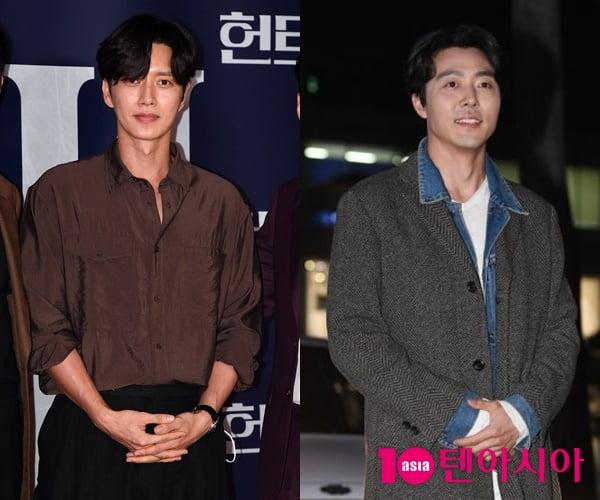 茶色のシャツとグレーデニムジャケットを着た二人の俳優、背景には10asiaのロゴがある。