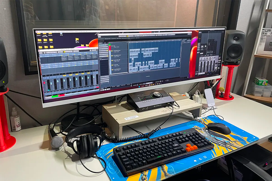录音室内的专业音频混音设备,适用于录制和调整Kpop及其他类型音乐轨道。