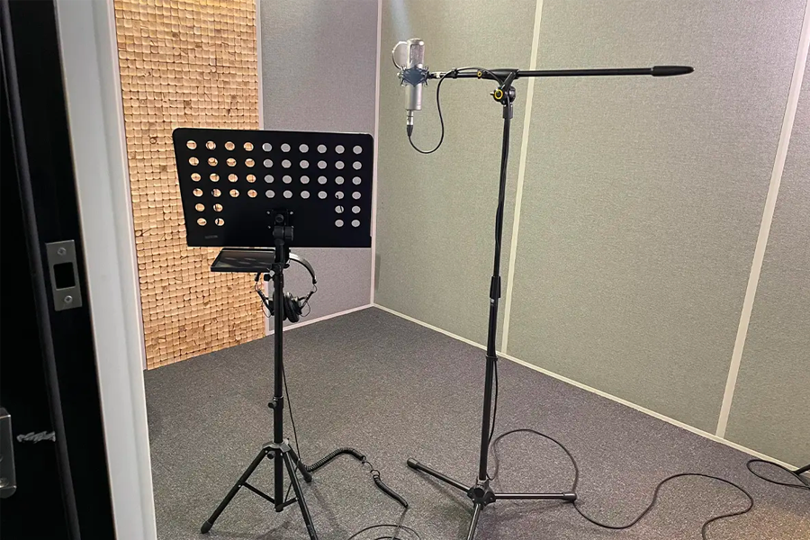 录音室内的麦克风和耳机,在专业环境中录制Kpop音乐节奏,使音乐体验更真实。