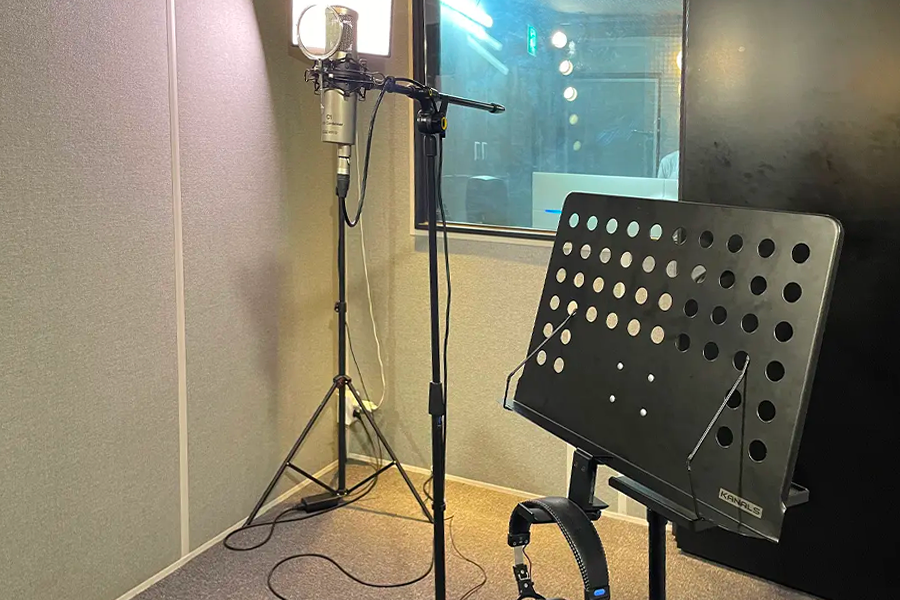 韩国专业录音室内部的麦克风和乐谱架,提供Kpop录音体验,适合音乐爱好者体验专业录音环境。