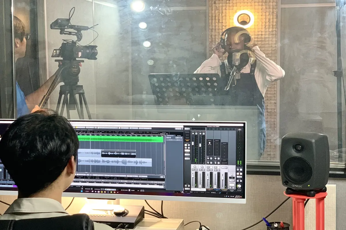 录音过程中,音乐制作人通过设备实时监听录制效果,以确保音质的完美呈现。