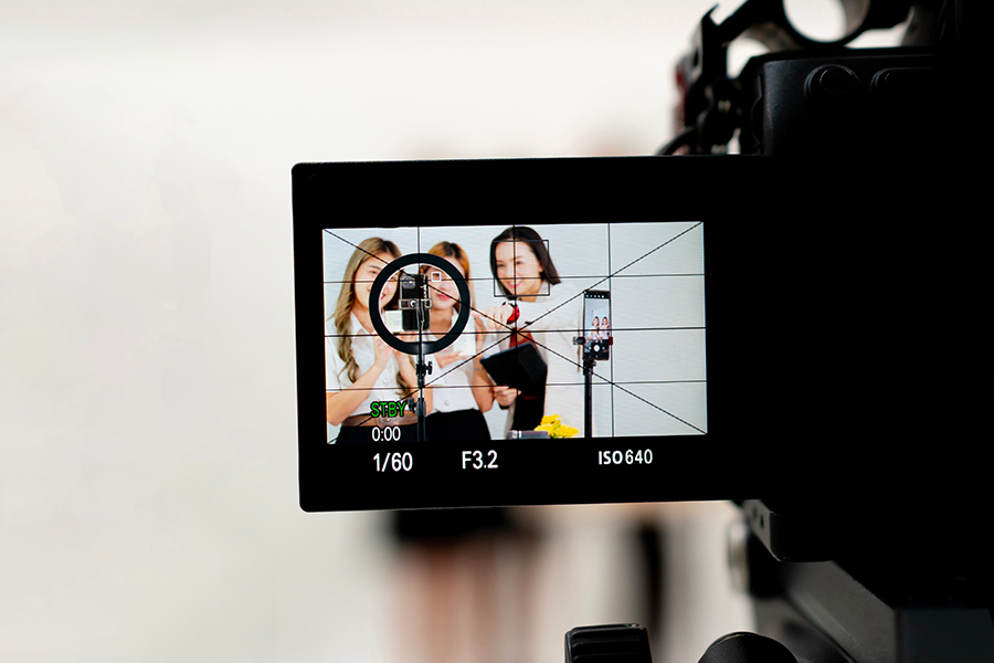 视频摄像机通过屏幕捕捉Kpop录音体验的拍摄过程，展现录音和视频制作的专业性。