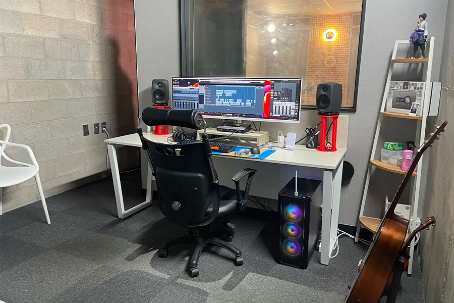 音乐录音室内的工作区,配备最新的音频软件和计算机设备,为高质量录音提供支持。