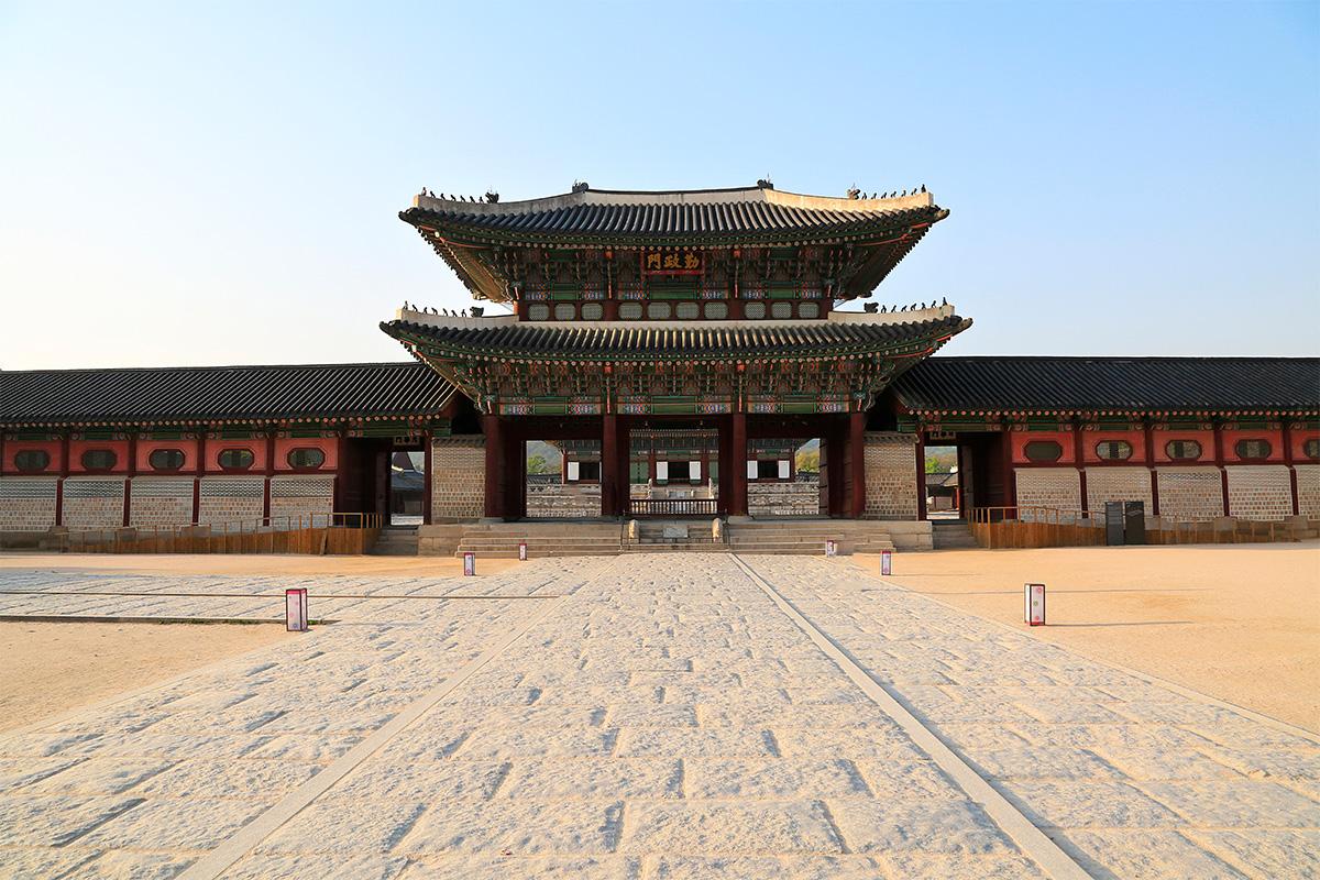 Cổng Heungnyemun của Cung điện Gyeongbokgung, bảo vệ con đường của nhà vua.