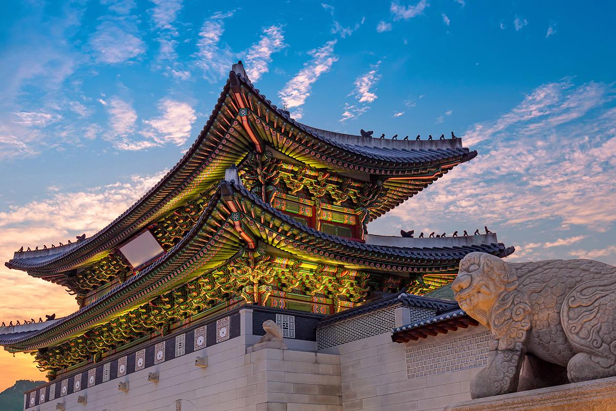Cổng Gwanghwamun, cổng chính của Cung điện Gyeongbokgung, thể hiện sự hùng vĩ và tinh thần của cung điện.