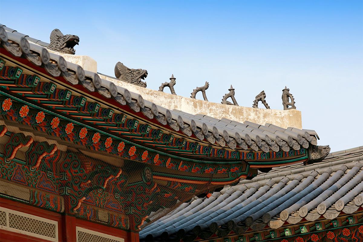 Chi tiết trang trí trên mái của Cung điện Gyeongbokgung, phản ánh nghệ thuật kiến trúc Joseon.