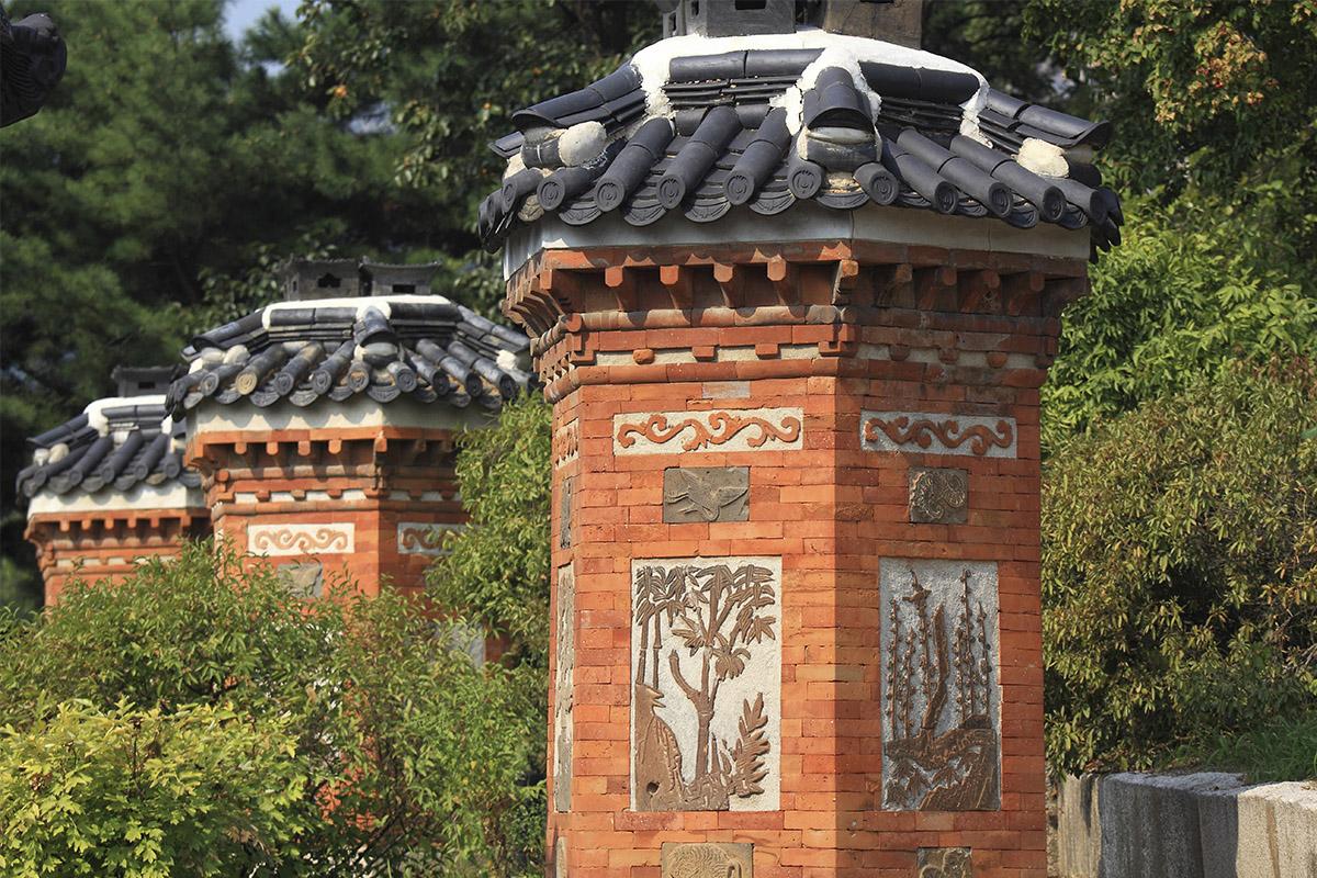 Khu vườn Amisan, tạo hình giống như ngọn núi, phía sau Gyotaejeon tại Cung điện Gyeongbokgung.