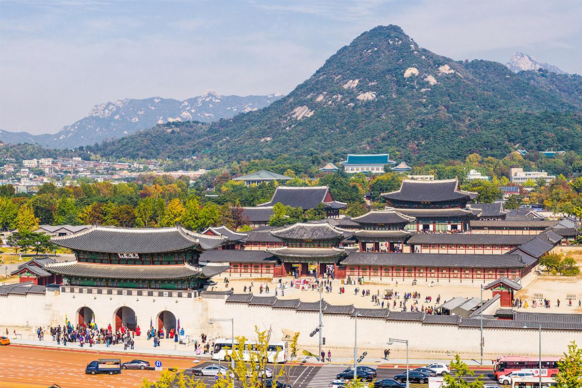 Gyeongbokgung Palace nhìn từ xa với quang cảnh tuyệt đẹp, biểu tượng của lịch sử Hàn Quốc.