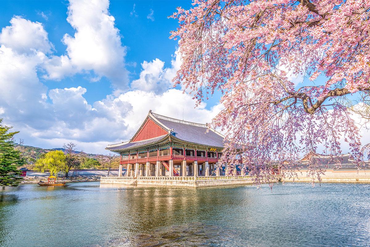 Gyeonghoeru, nơi tổ chức tiệc khi phái viên từ nước ngoài đến Hàn Quốc, trong Cung điện Gyeongbokgung.