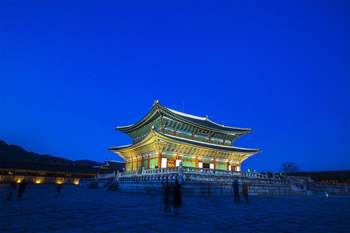 Kiến trúc bên ngoài của Geunjeongjeon, tòa nhà quan trọng trong Cung điện Gyeongbokgung.