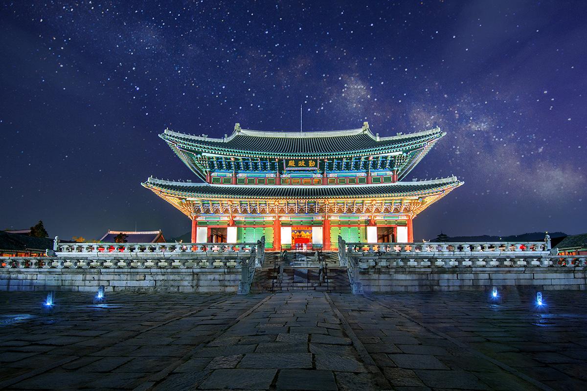 Cung điện Gyeongbokgung rực rỡ dưới ánh sáng ban đêm, nơi diễn ra nhiều sự kiện lịch sử.
