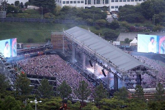 2019年6月15日に釜山アシアド補助競技場で開催されたBTSファンミーティング兼コンサートの様子、観客で満席のスタジアムの空撮写真