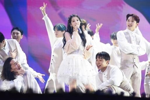 「30代初のコンサート、そして卒業」…IUの思い出旅行(The Golden Hour)