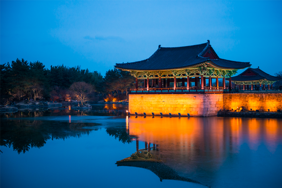 庆州的夜景，古代建筑倒映在宁静的水面上，营造出浓厚的历史氛围，是探索韩国古典之美与文化遗产的绝佳目的地。