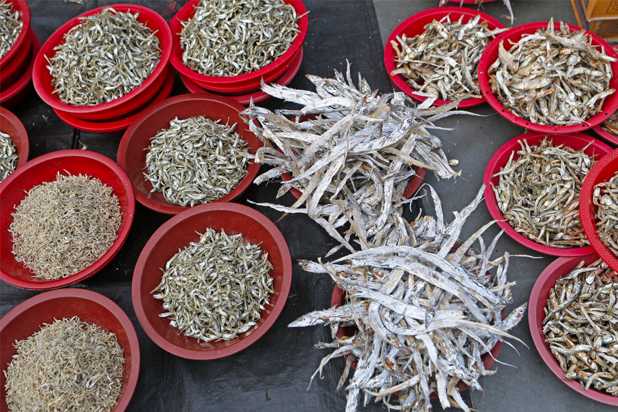 大邱西门市场的海鲜摊位，各种新鲜鱼干整齐地摆放在红色篮子中，是体验韩国传统市场文化和当地美食的好去处。