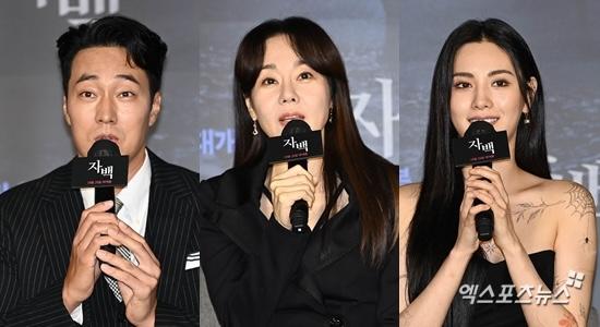 映画『自白』製作報告会で、共演者のソ・ジソプ、キム・ユンジン、ナナがマイクを持ち紹介をしている場面。