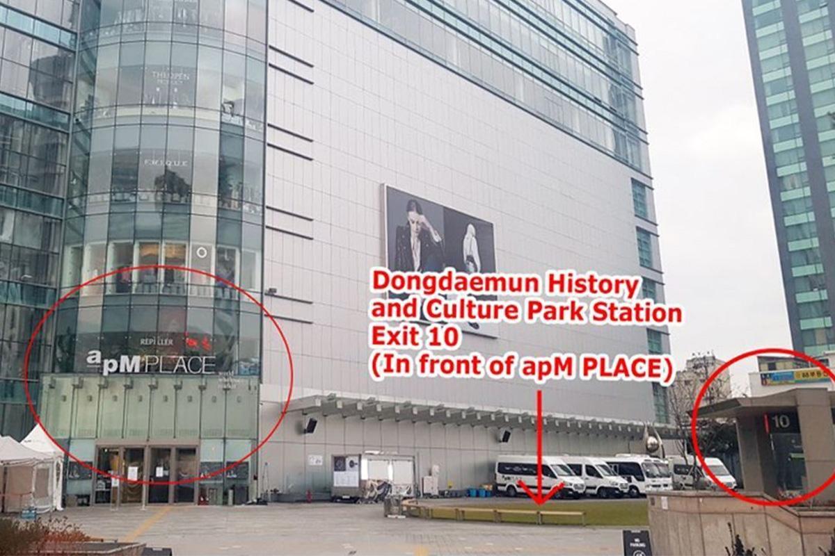 Trong khu vực lối ra số 10 ga Công viên lịch sử và văn hóa Dongdaemun, điểm khởi hành cho tour rừng Hwadam.