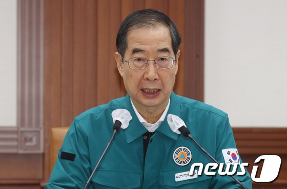 韩国政府官员宣布解除户外口罩义务，室内仍需佩戴口罩