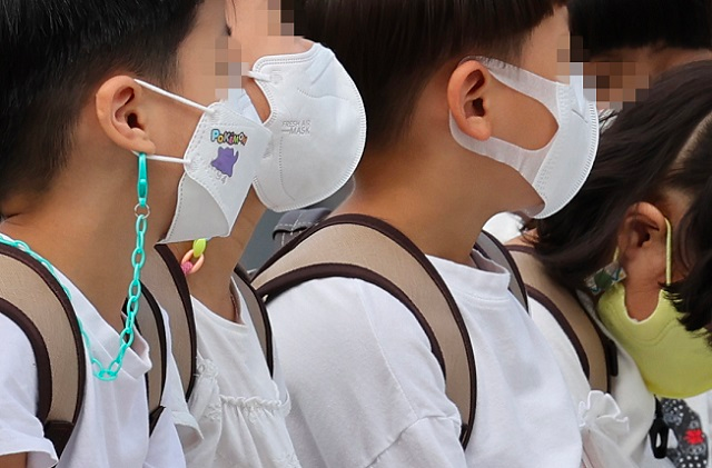 韩国解除户外口罩令，小学生戴口罩上学
