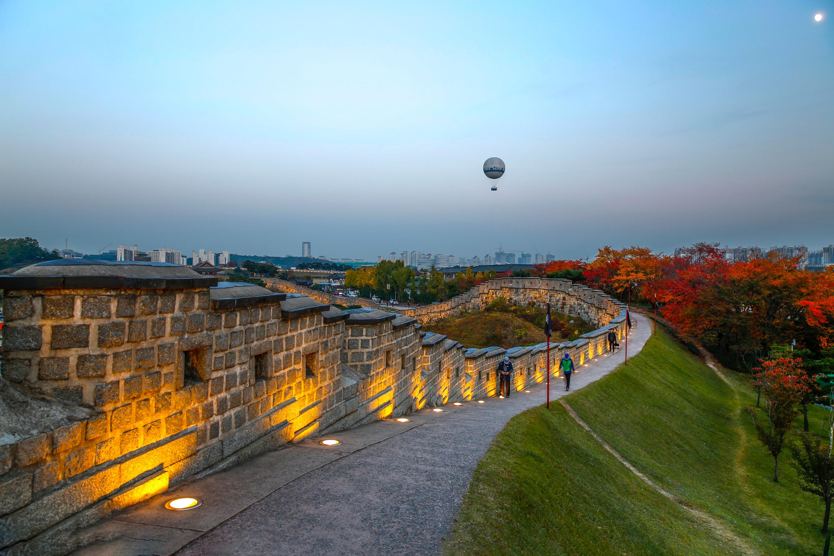 pháo đài suwon hwaseong trong Tour 1 ngày ngắm lá mùa thu ngẫu nhiên ở Seoul và Gyeonggi