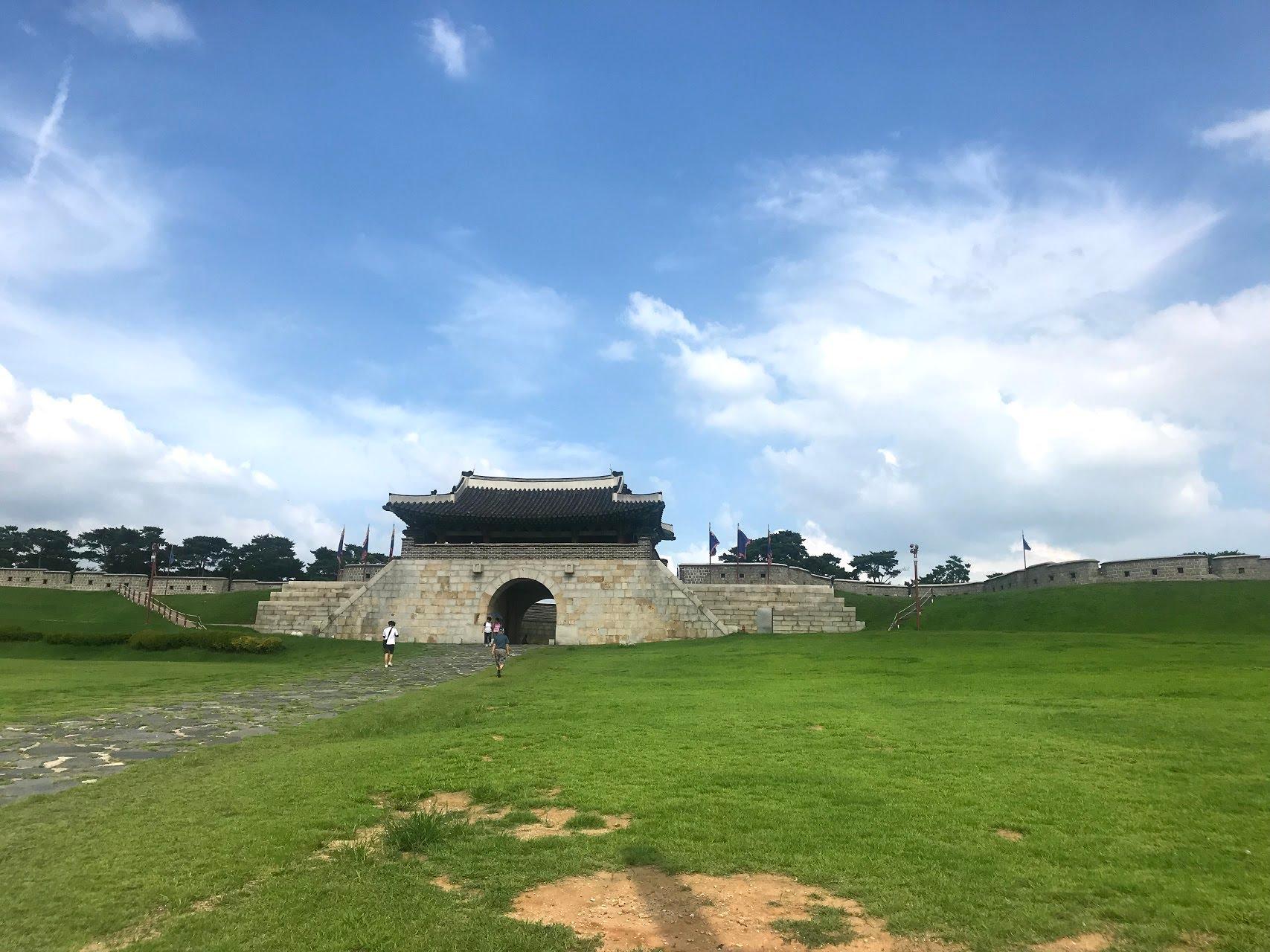 Vue imposante de Suwon Hwaseong, une forteresse historique en Corée du Sud, utilisée dans le tournage de dramas récents.