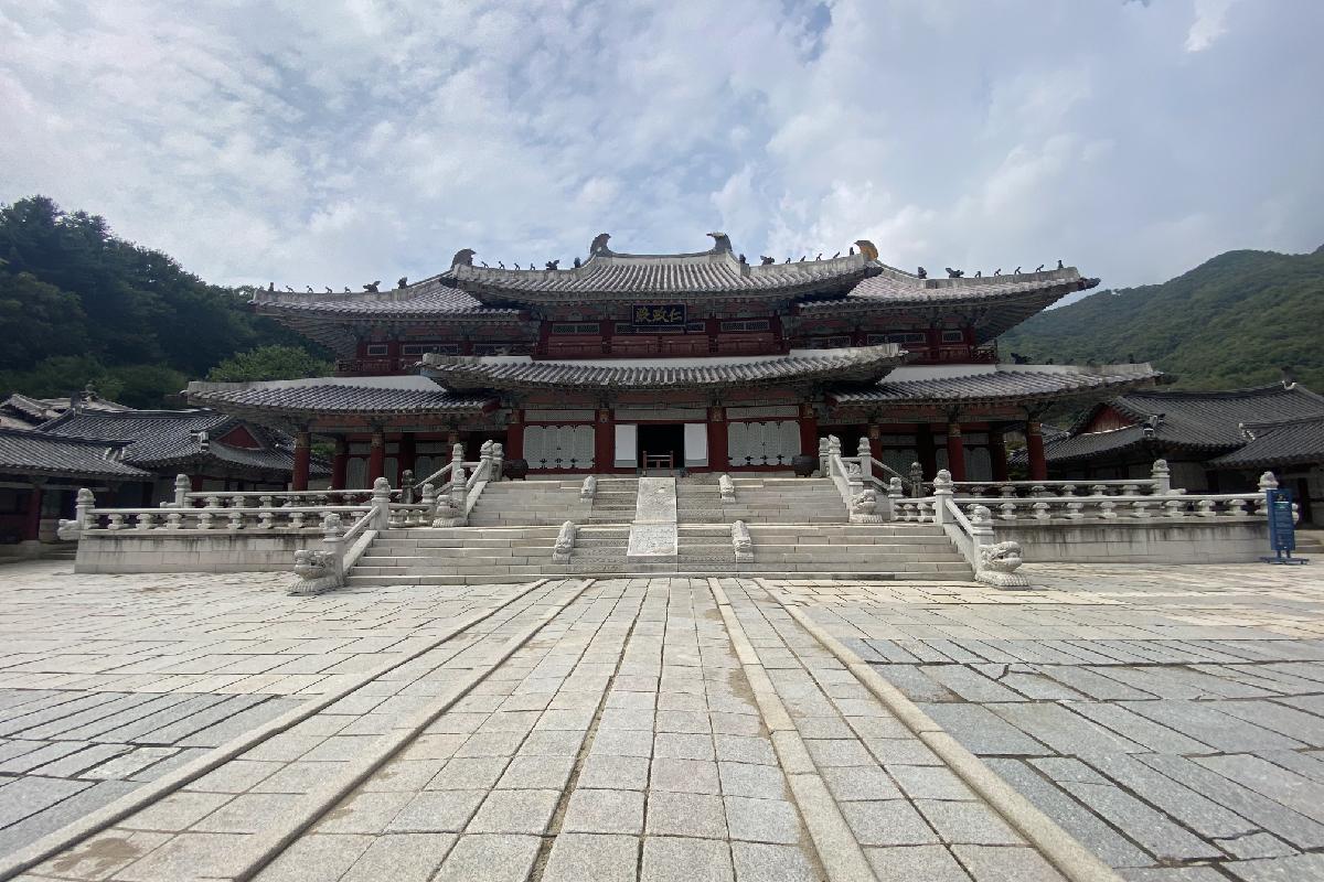 Vue du majestueux palais de style traditionnel coréen au parc MBC Daejanggeum à Yongin, utilisé pour le tournage de nombreux K-dramas historiques.